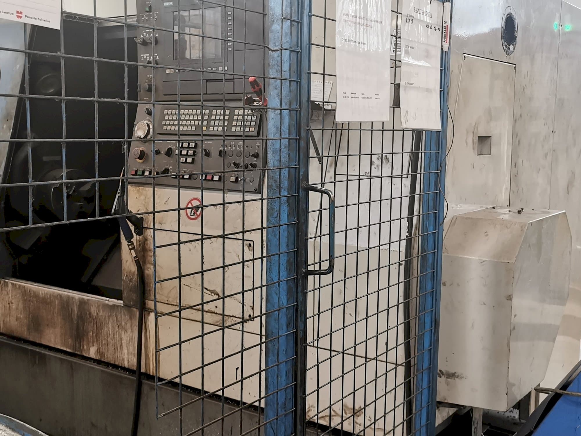 Čelní pohled  na Hyundai HIT 250 S  stroj