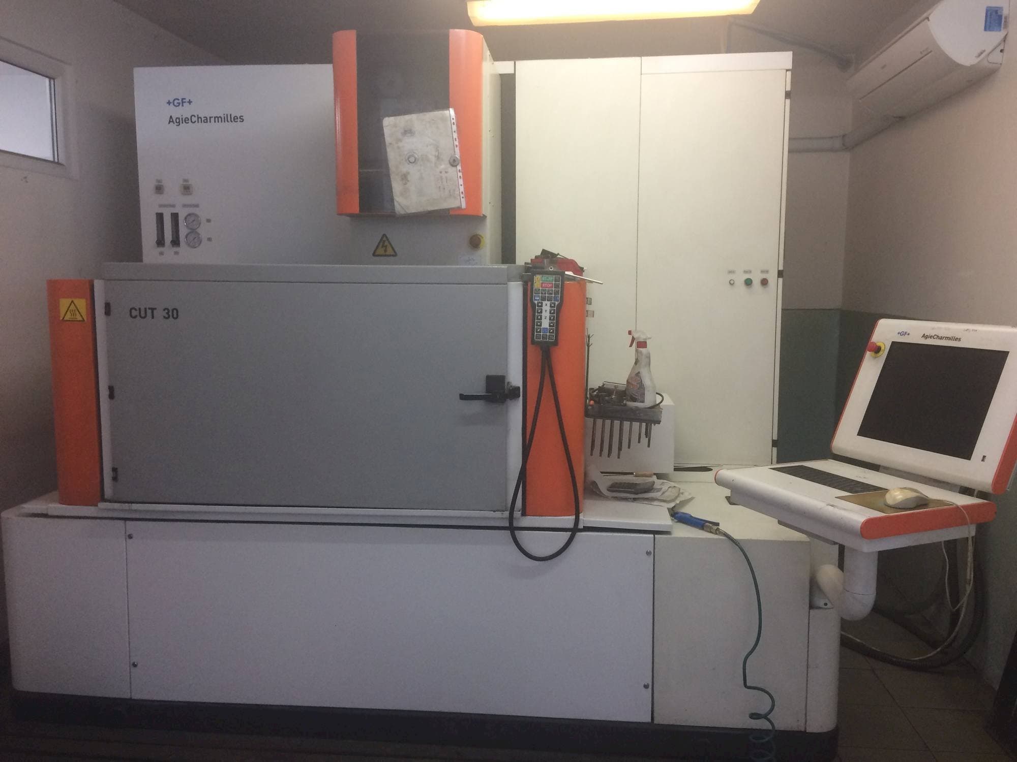 Čelní pohled  na AgieCharmilles CUT 30P  stroj