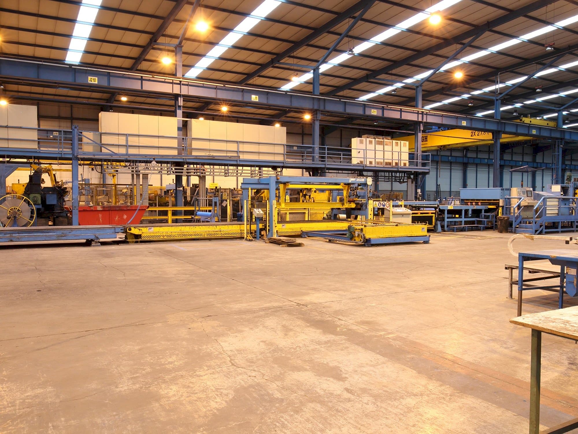 Čelní pohled  na ATHADER J23  stroj