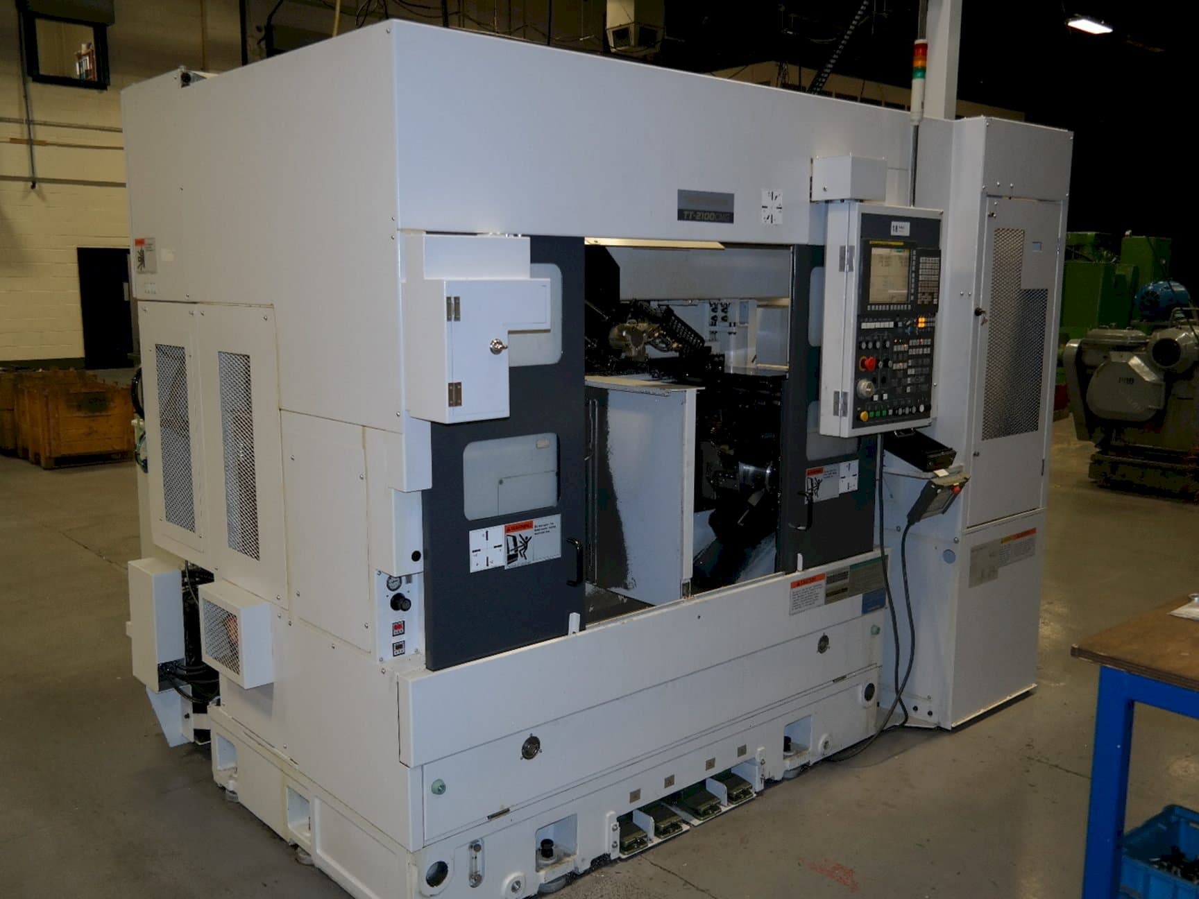 Čelní pohled  na Takisawa TT2100CMGA  stroj