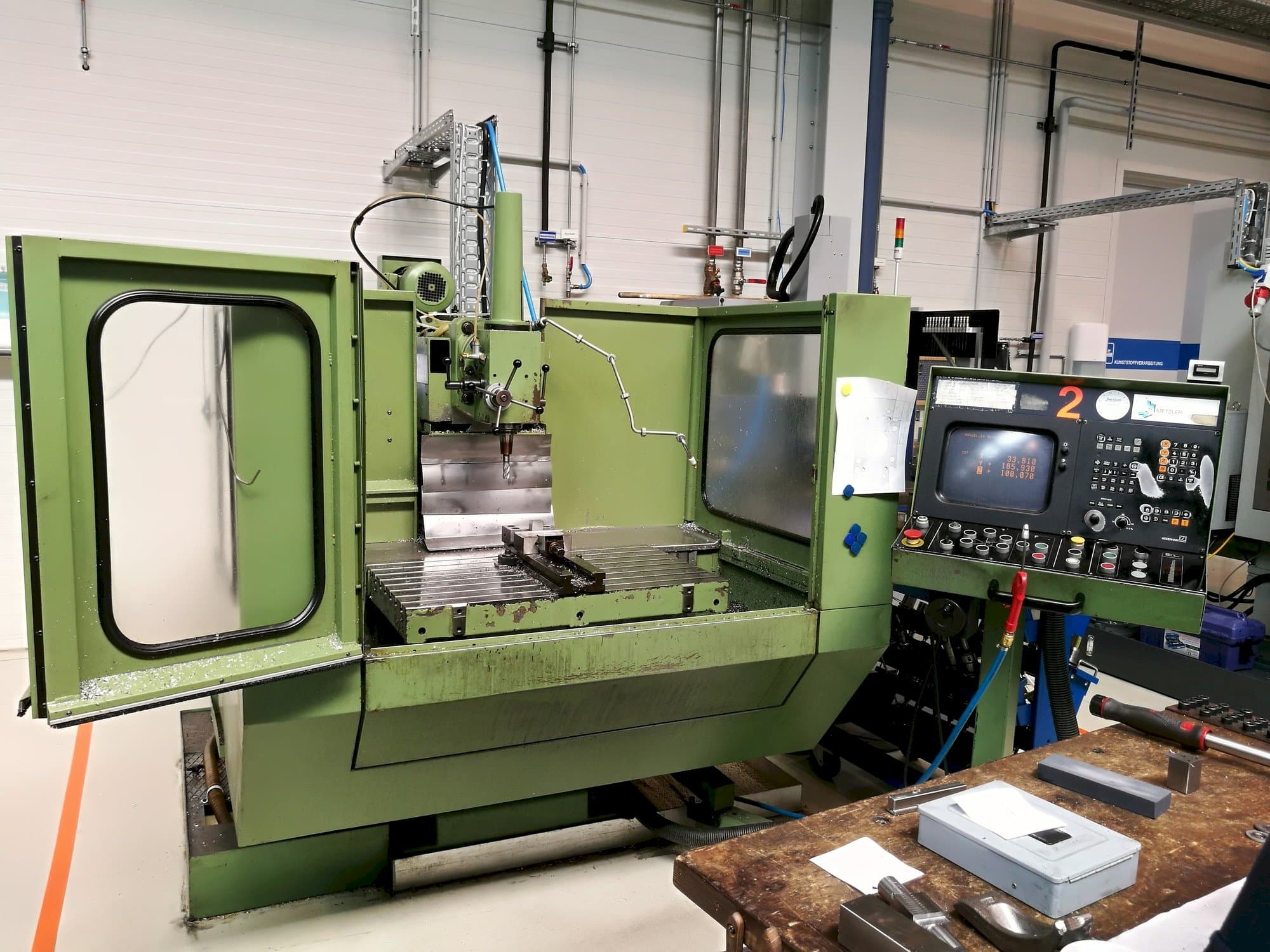 Čelní pohled  na MIKRON WF 31  stroj