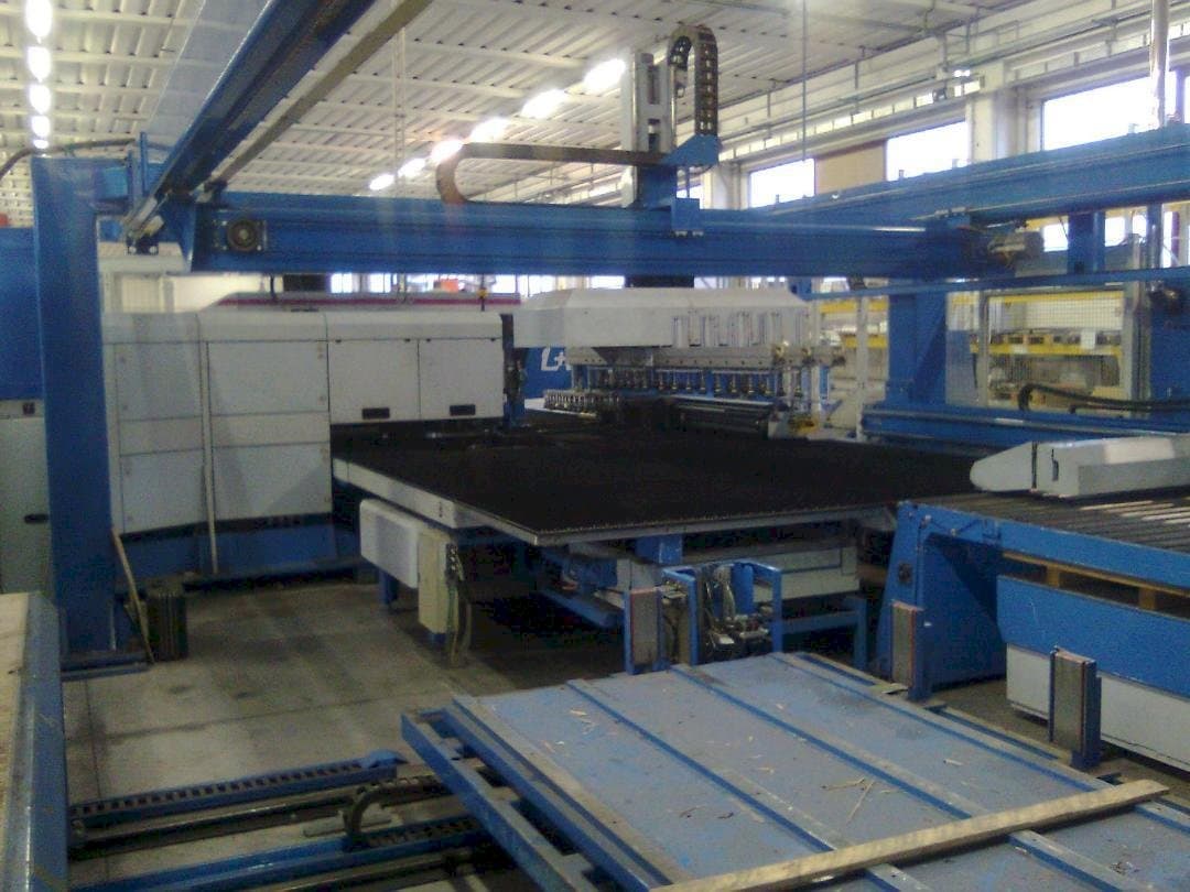 Čelní pohled  na Finn-Power LP6  stroj