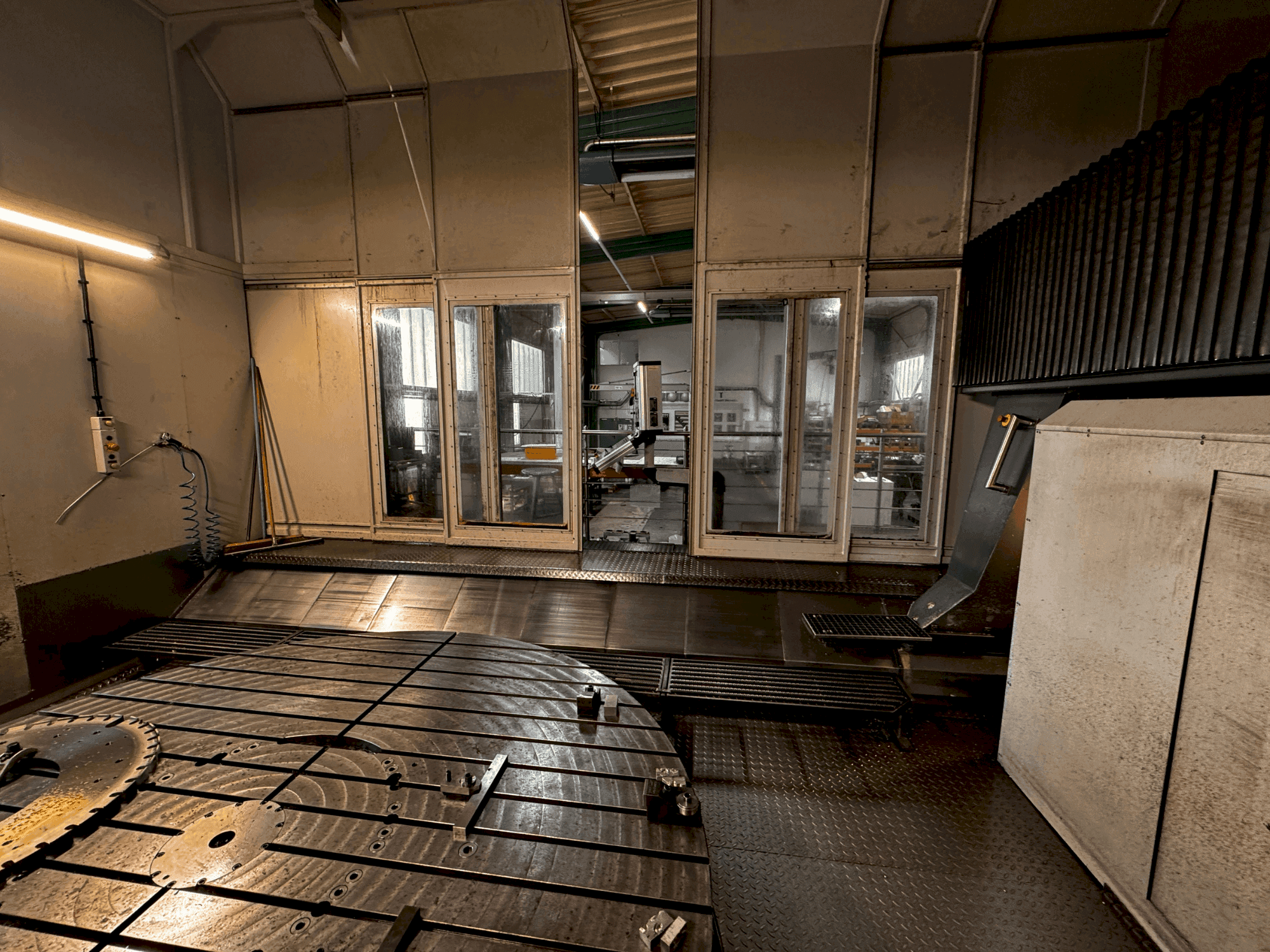 Čelní pohled  na AXA VPC 2800-U  stroj