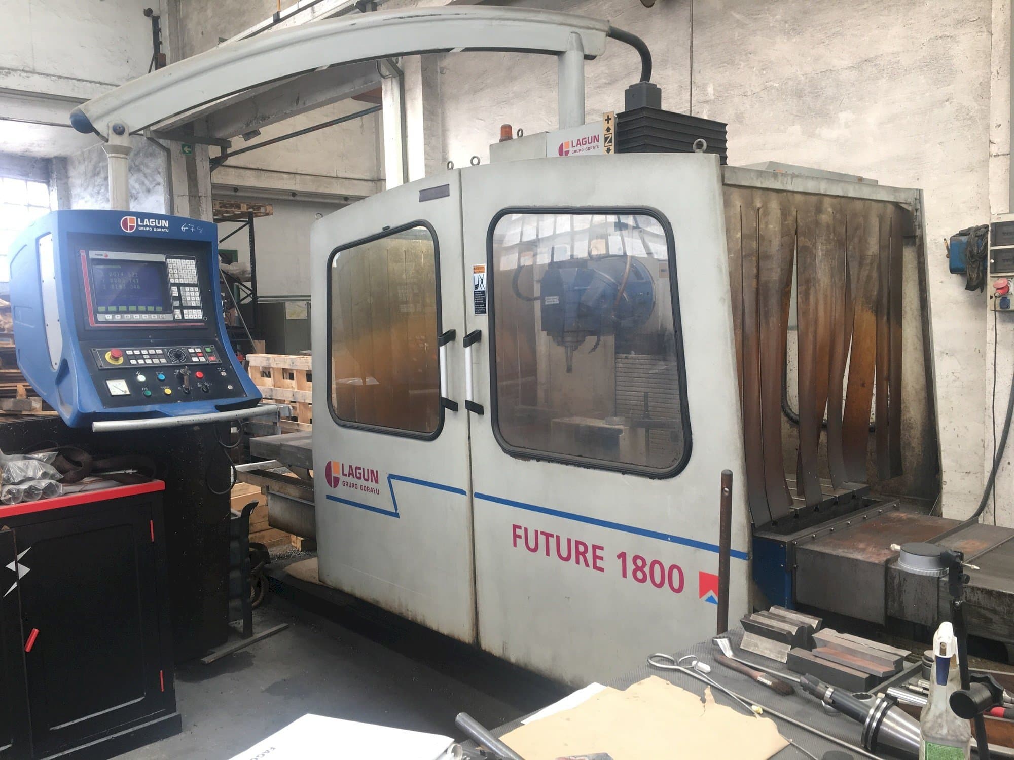 Čelní pohled  na LAGUN Future 1800  stroj