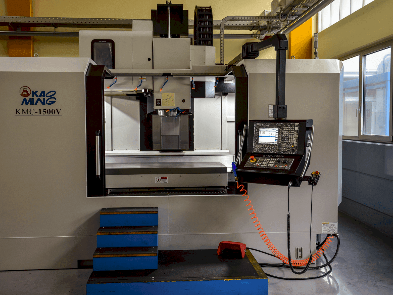 Čelní pohled  na KAOMING KMC 1500 V  stroj