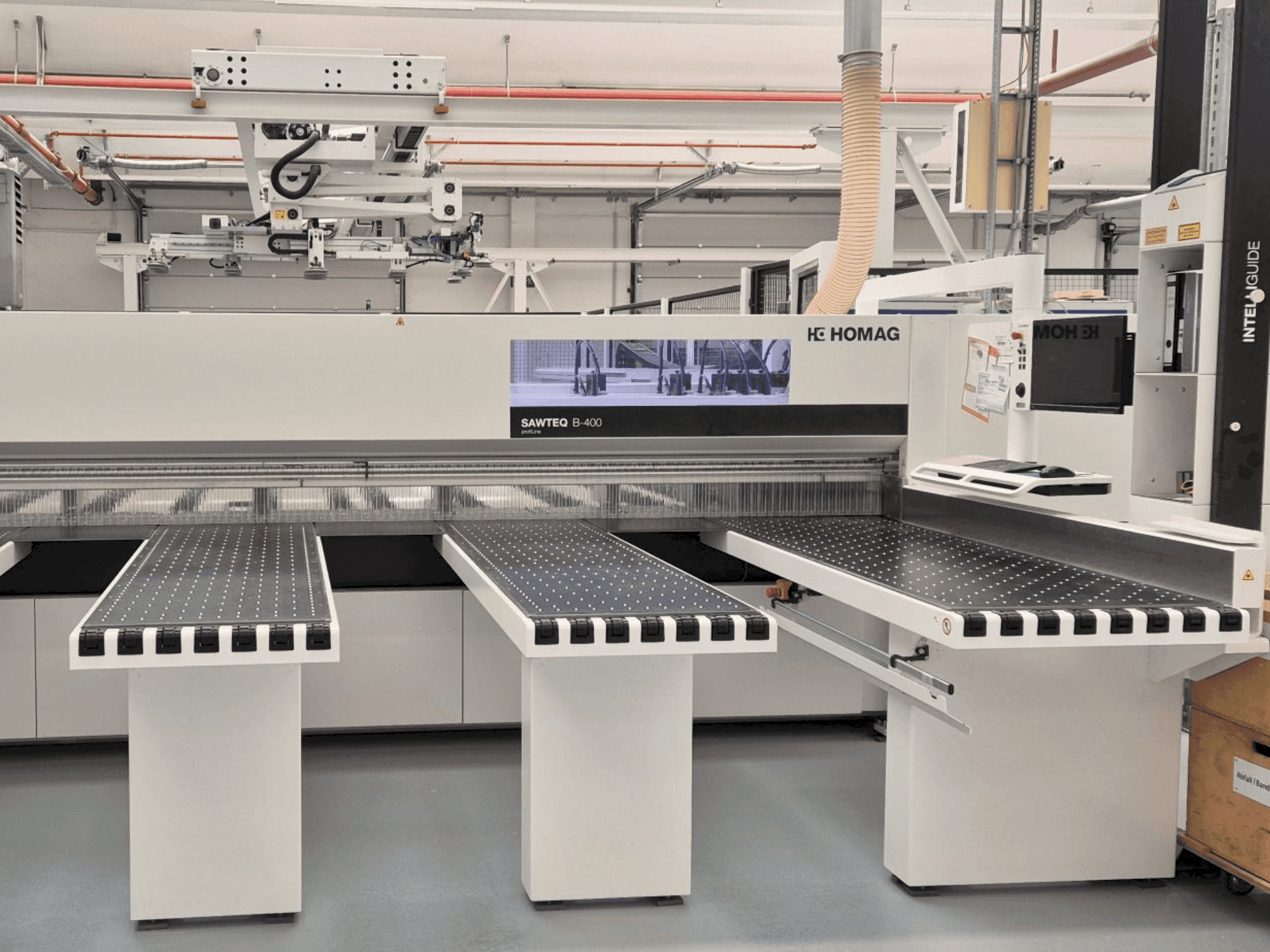 Čelní pohled  na HOLZMA HPP 400  stroj