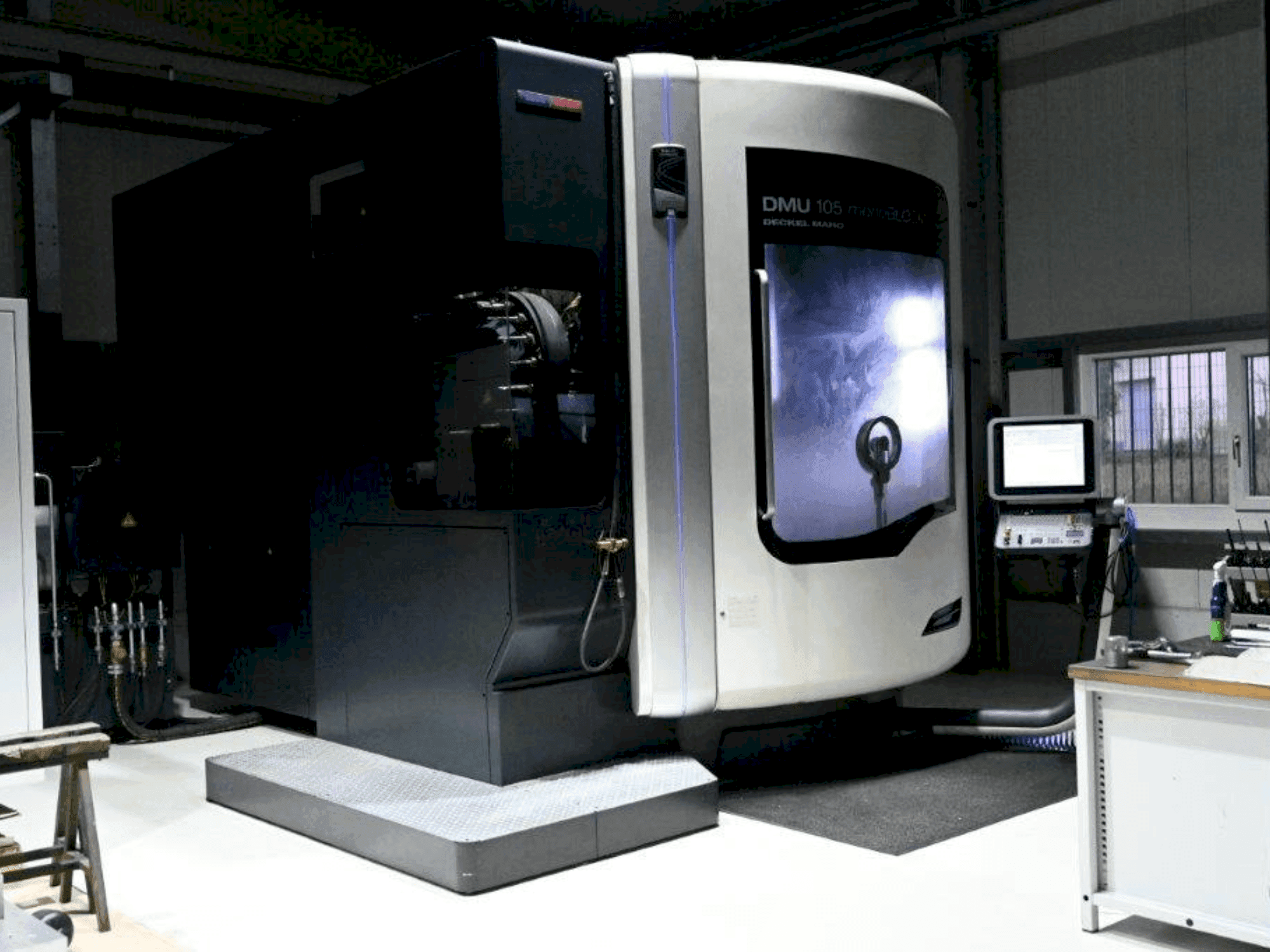 Čelní pohled  na DMG DMU 105 MonoBlock  stroj