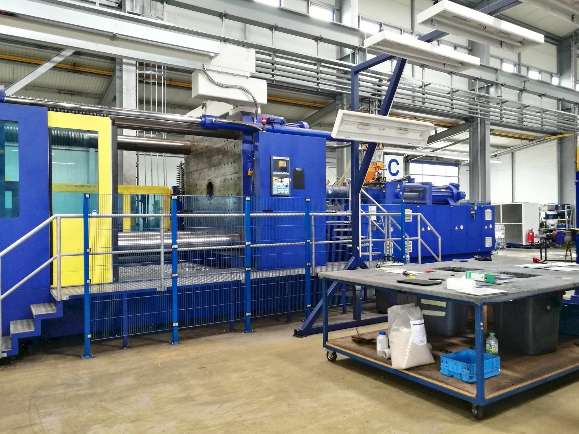 Čelní pohled  na Krauss Maffei 2300-12000 MX  stroj