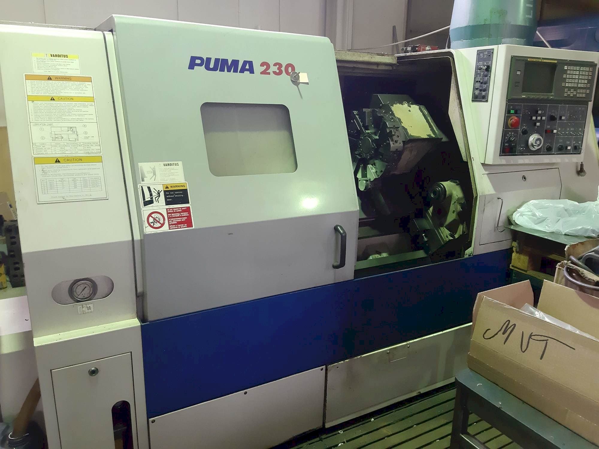 Čelní pohled  na DAEWOO PUMA 230  stroj