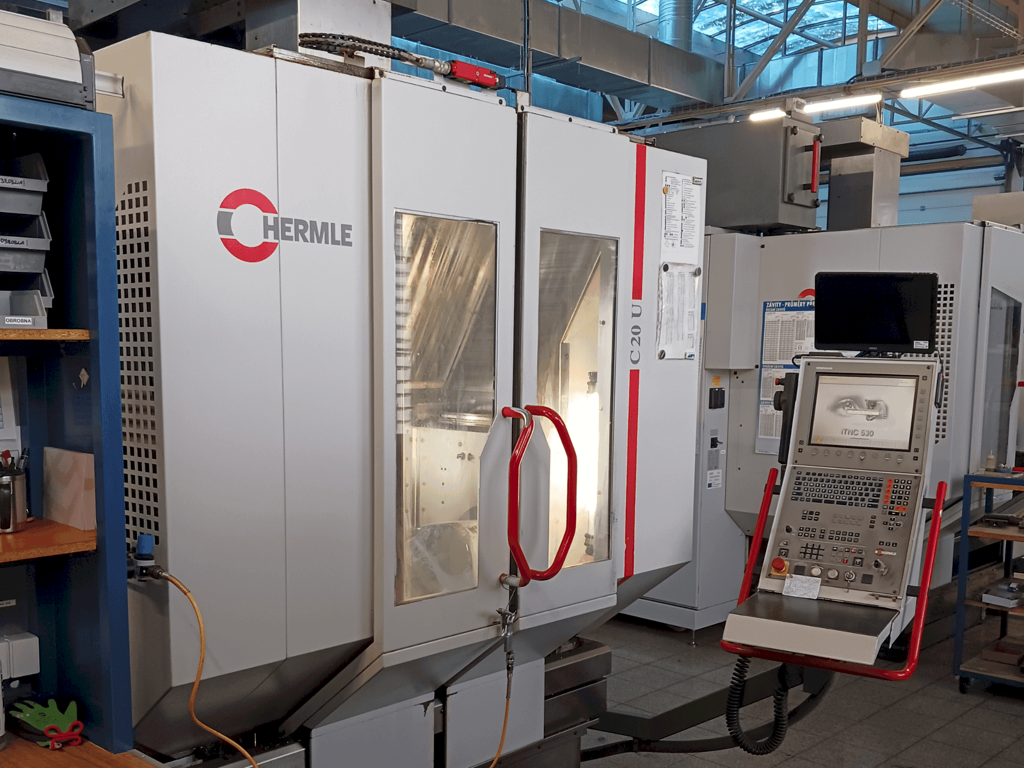 Čelní pohled  na HERMLE C20U  stroj