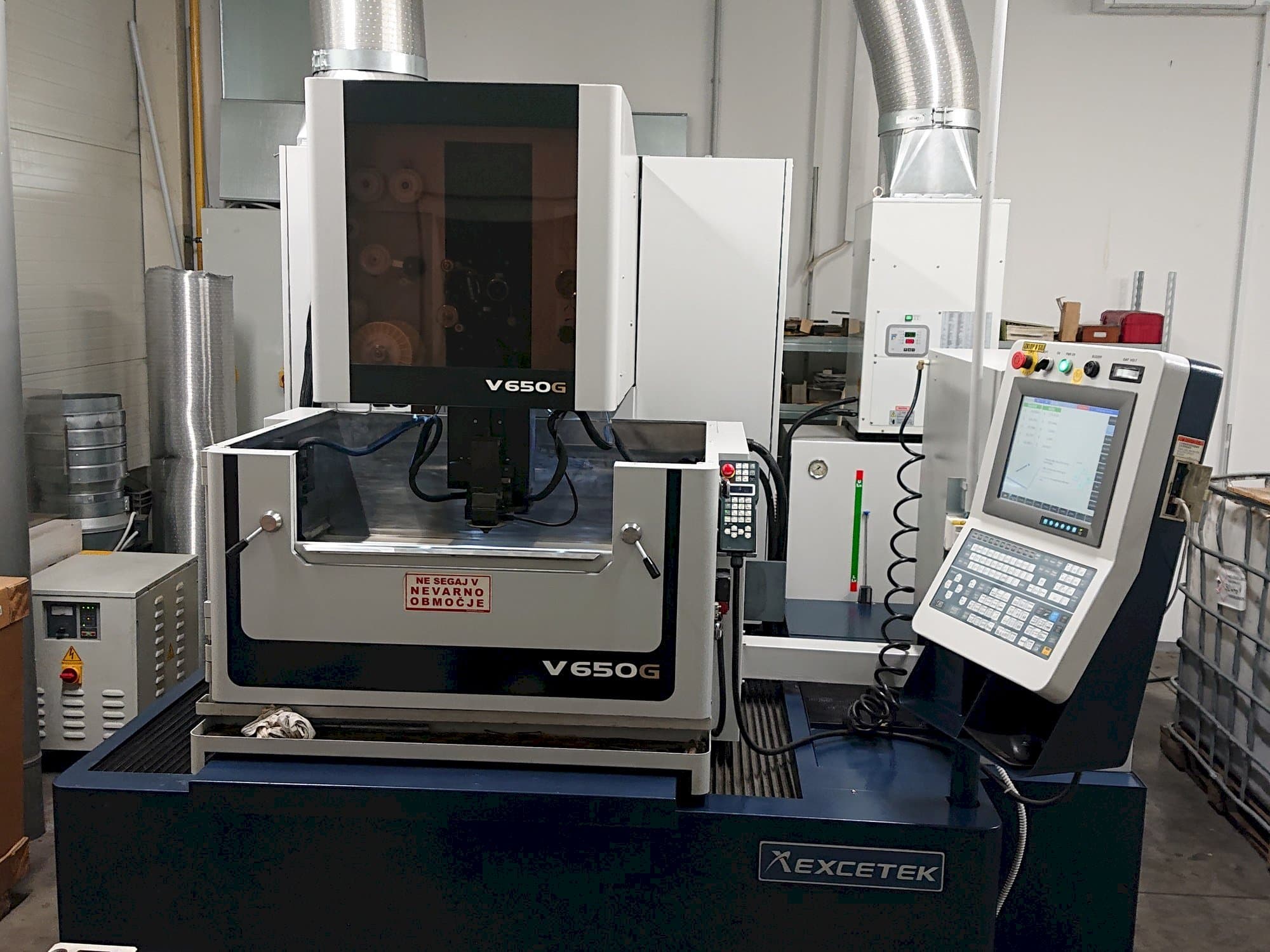 Čelní pohled  na EXCETEK V650G  stroj