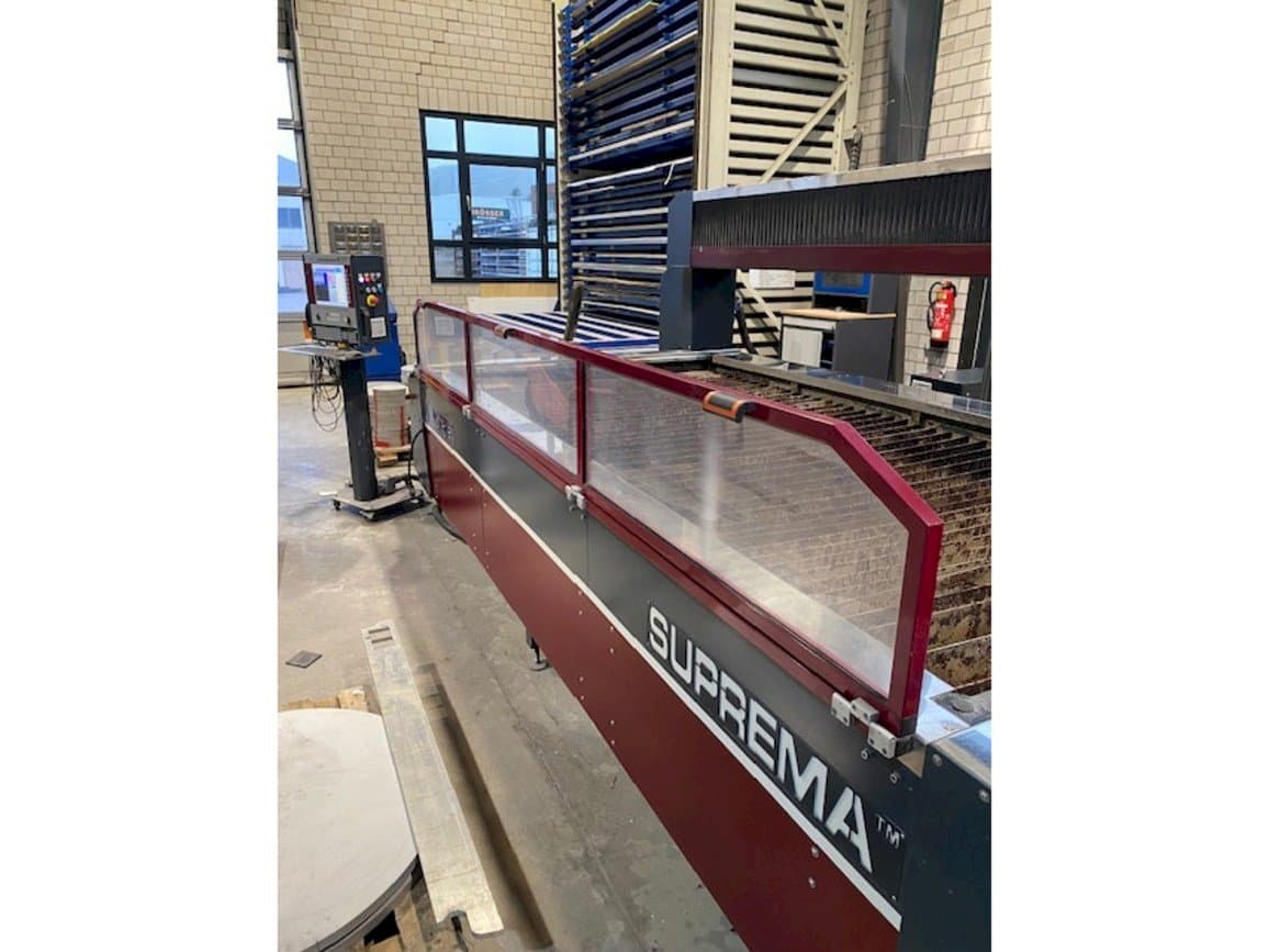 Čelní pohled  na Waterjet Italy Suprem  stroj