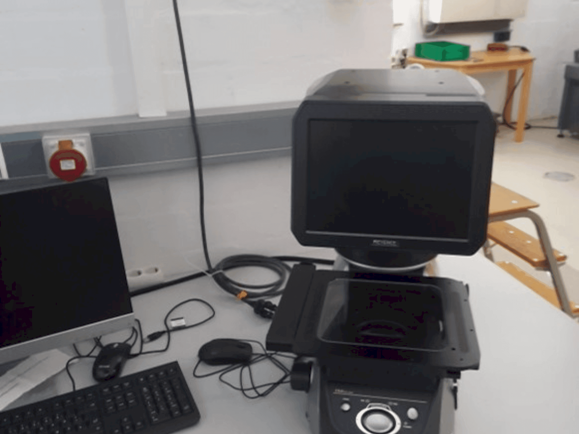 Čelní pohled  na KEYENCE IM-7020  stroj