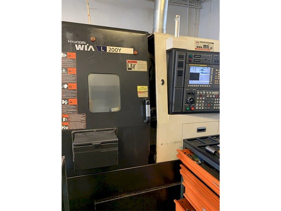 Čelní pohled  na Hyundai Wia L200Y  stroj