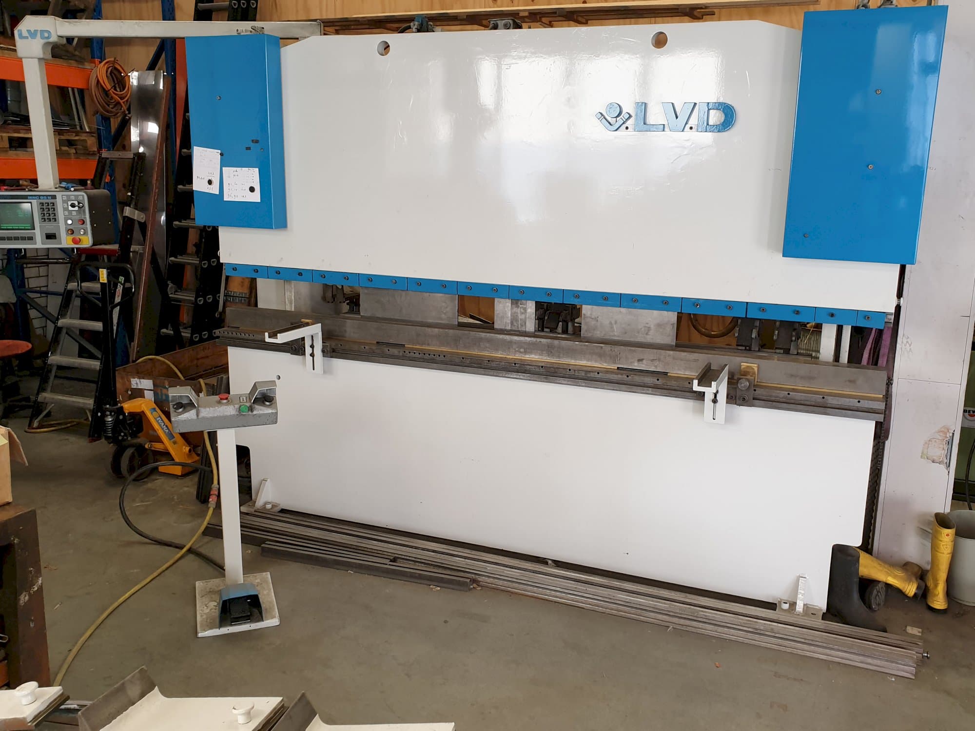 Pravý pohled  na LVD PPI 135/30 stroj