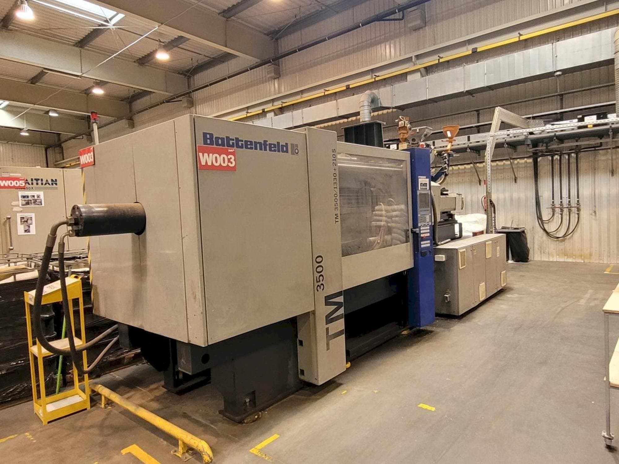 Čelní pohled  na Battenfeld TM 3500/1330+210S  stroj