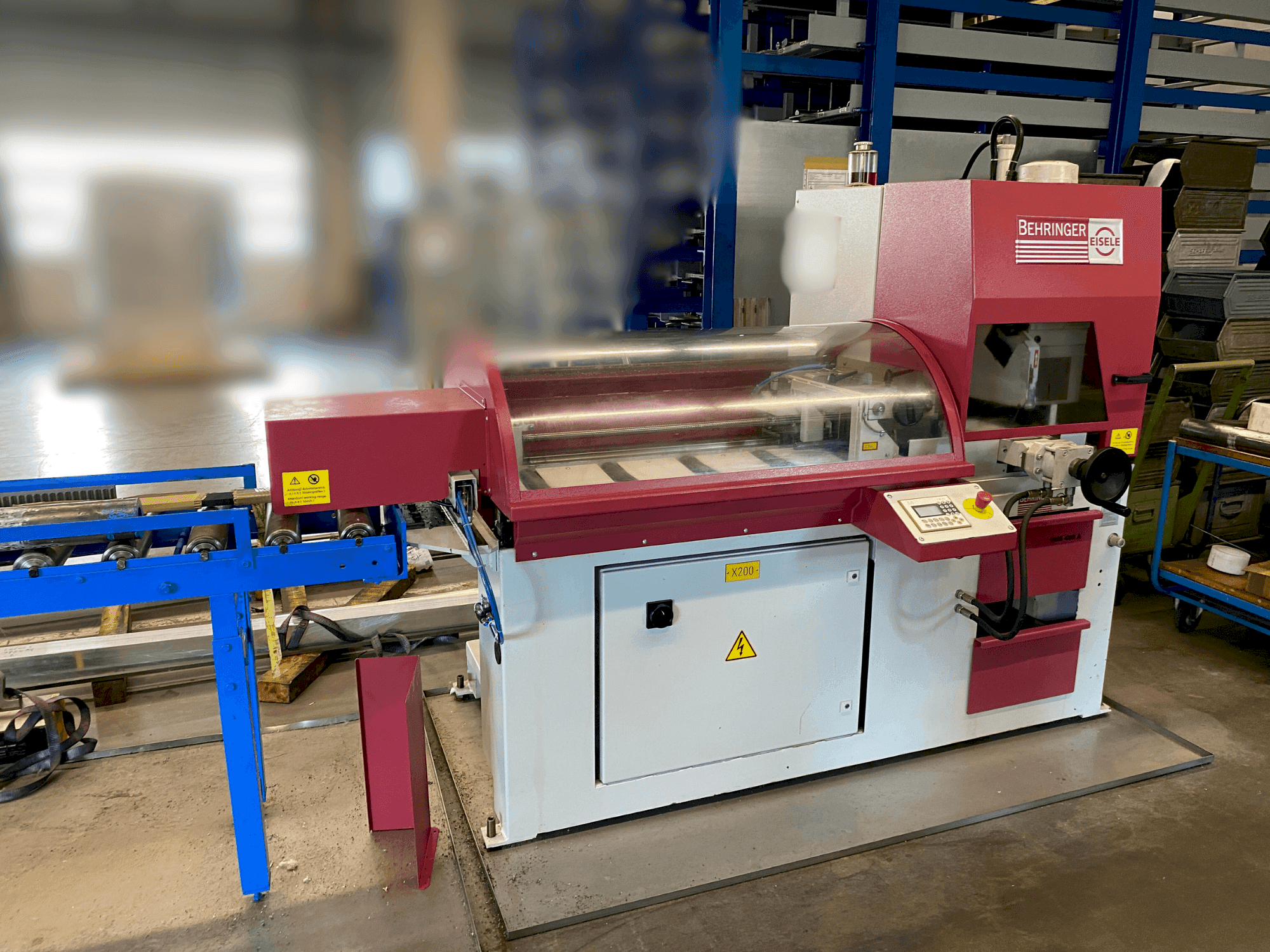 Čelní pohled  na Behringer VMS 400-A  stroj