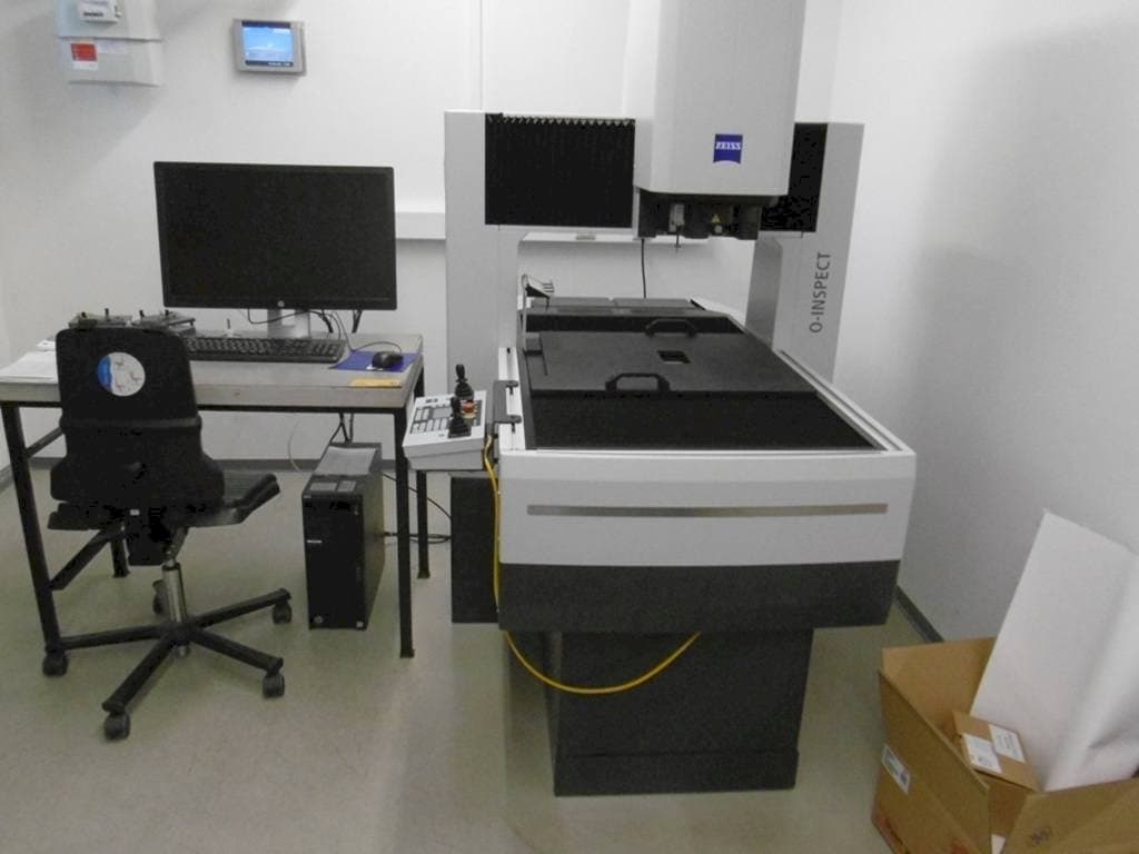 Čelní pohled  na ZEISS O-Inspect 543  stroj