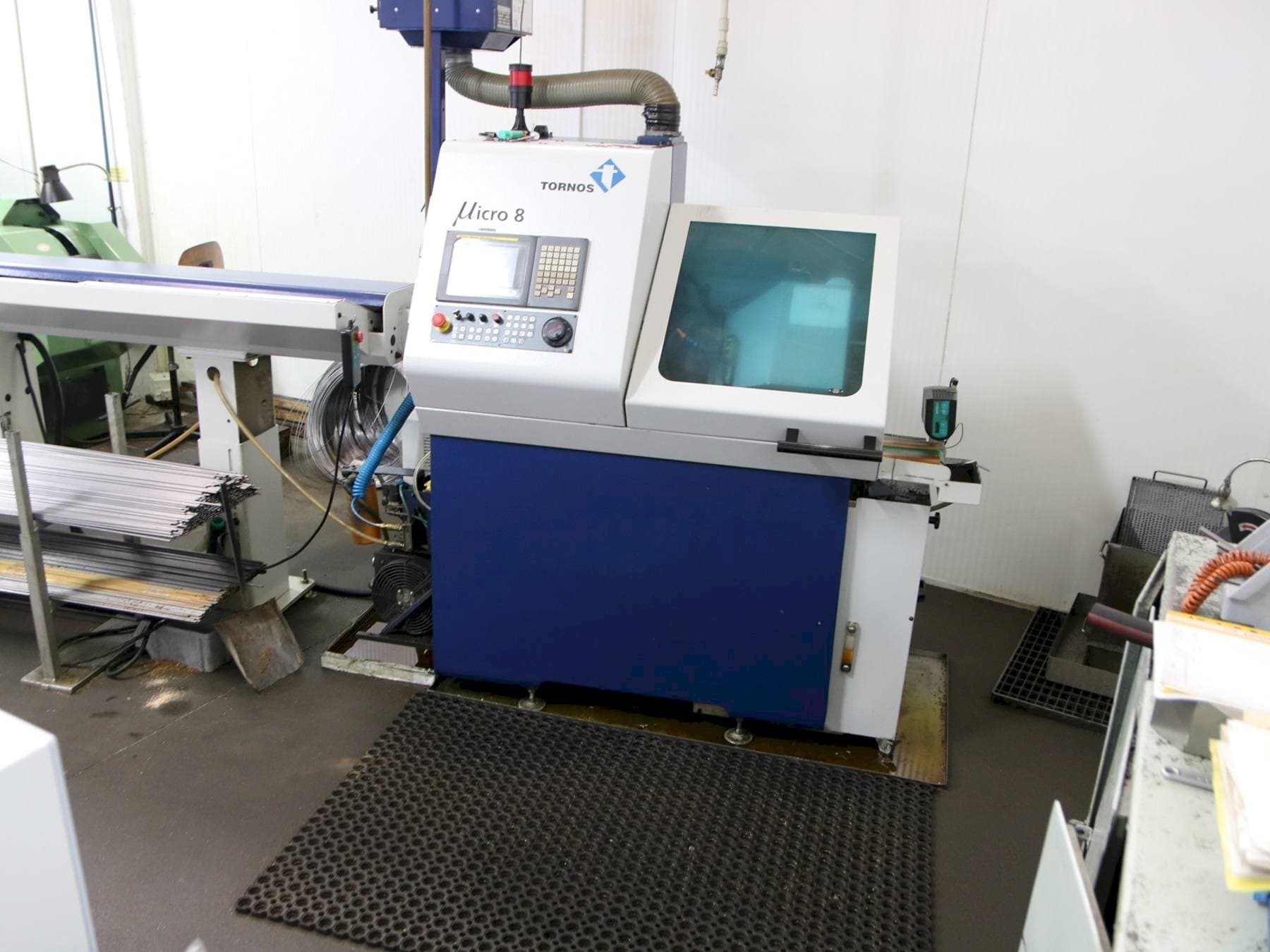 Čelní pohled  na Tornos Micro 8  stroj