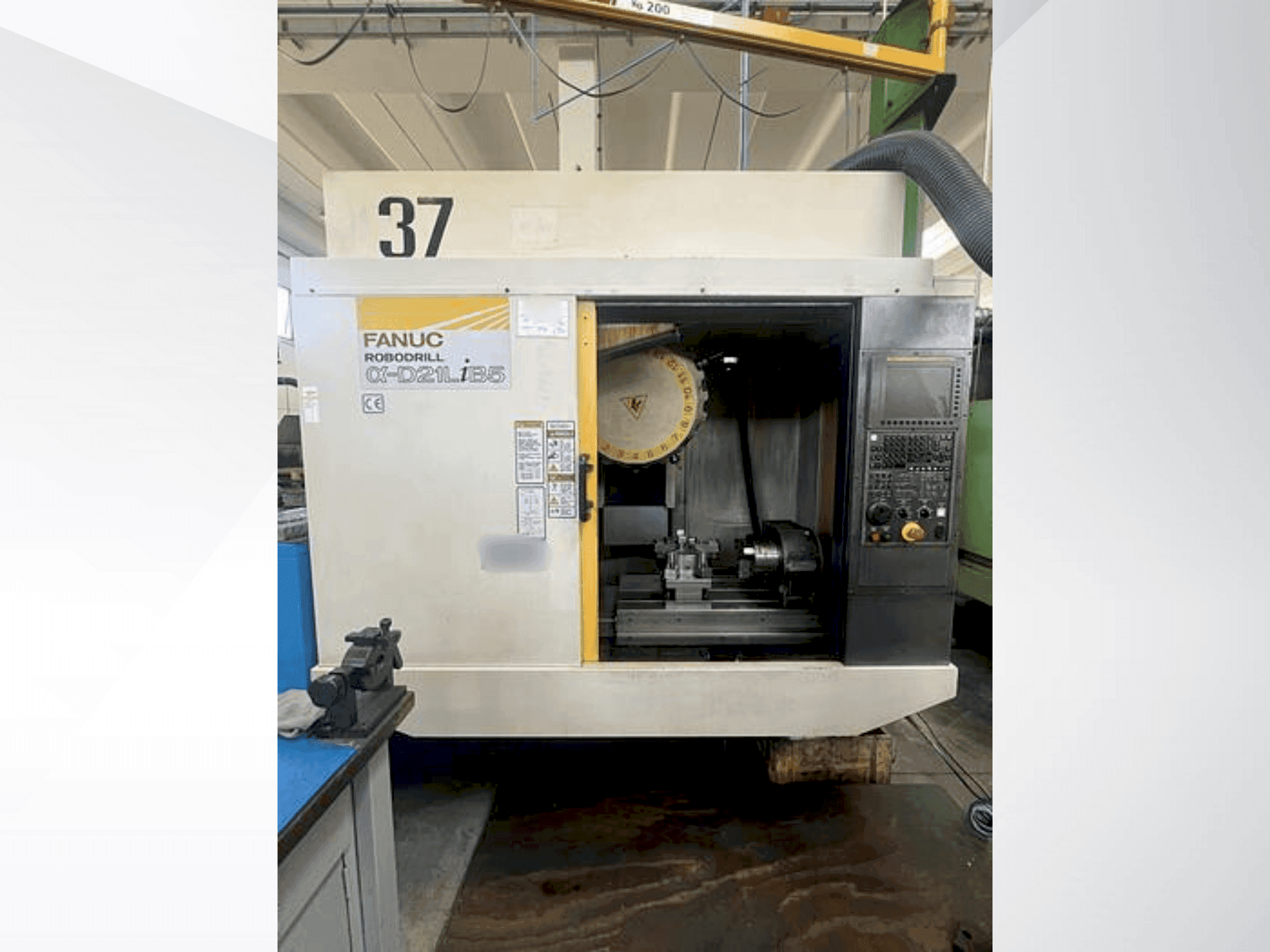 Čelní pohled  na FANUC Robodrill Alpha-D21LiB5  stroj