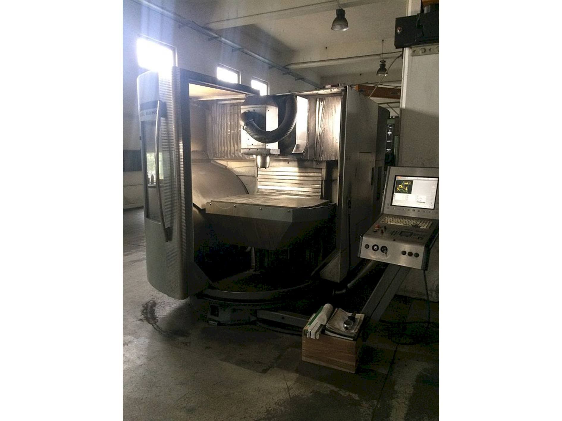 Čelní pohled  na DMG 60T  stroj