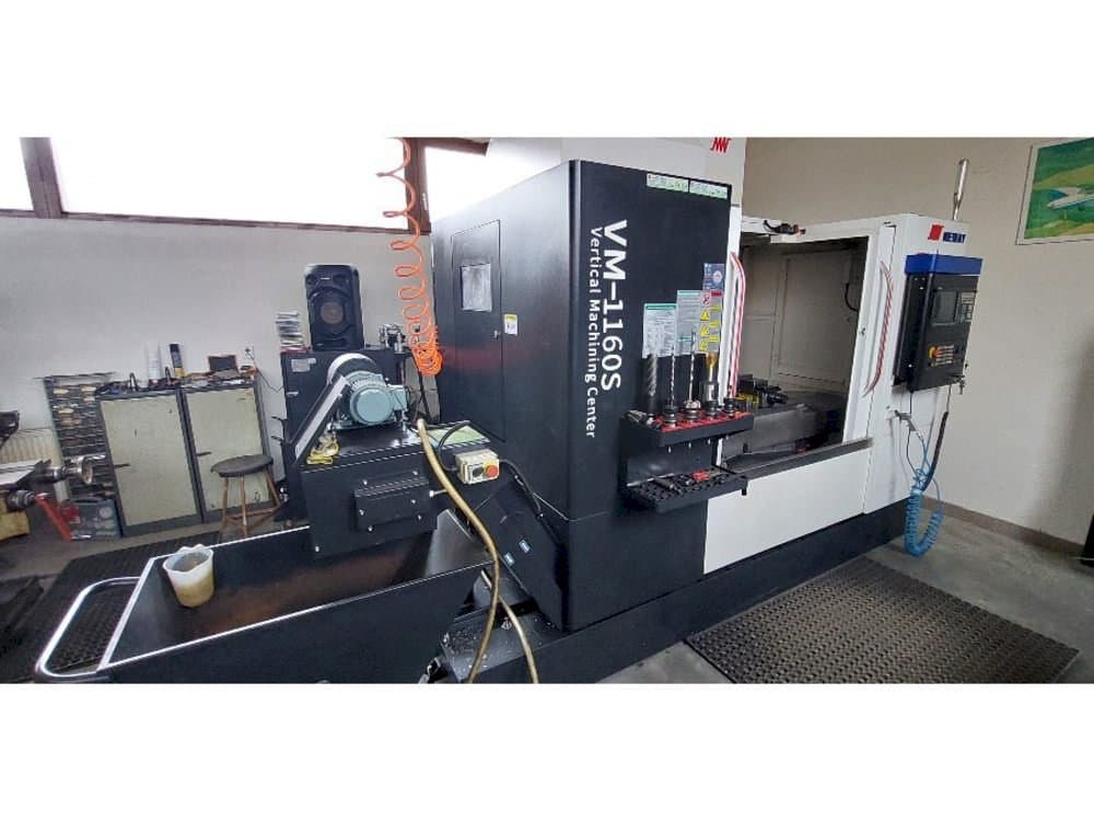 Čelní pohled  na Neway VM 1160  stroj