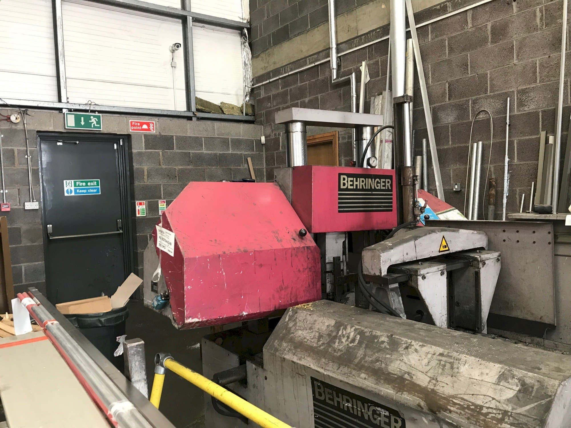 Čelní pohled  na Behringer HBP303A  stroj