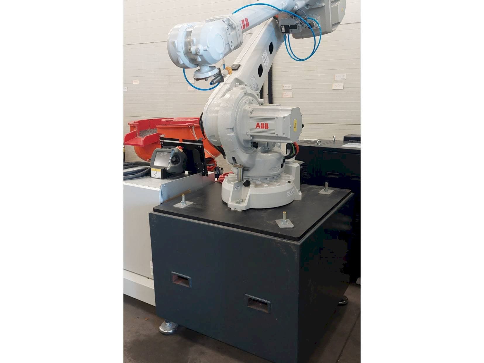 Čelní pohled  na ABB IRB 4600  stroj