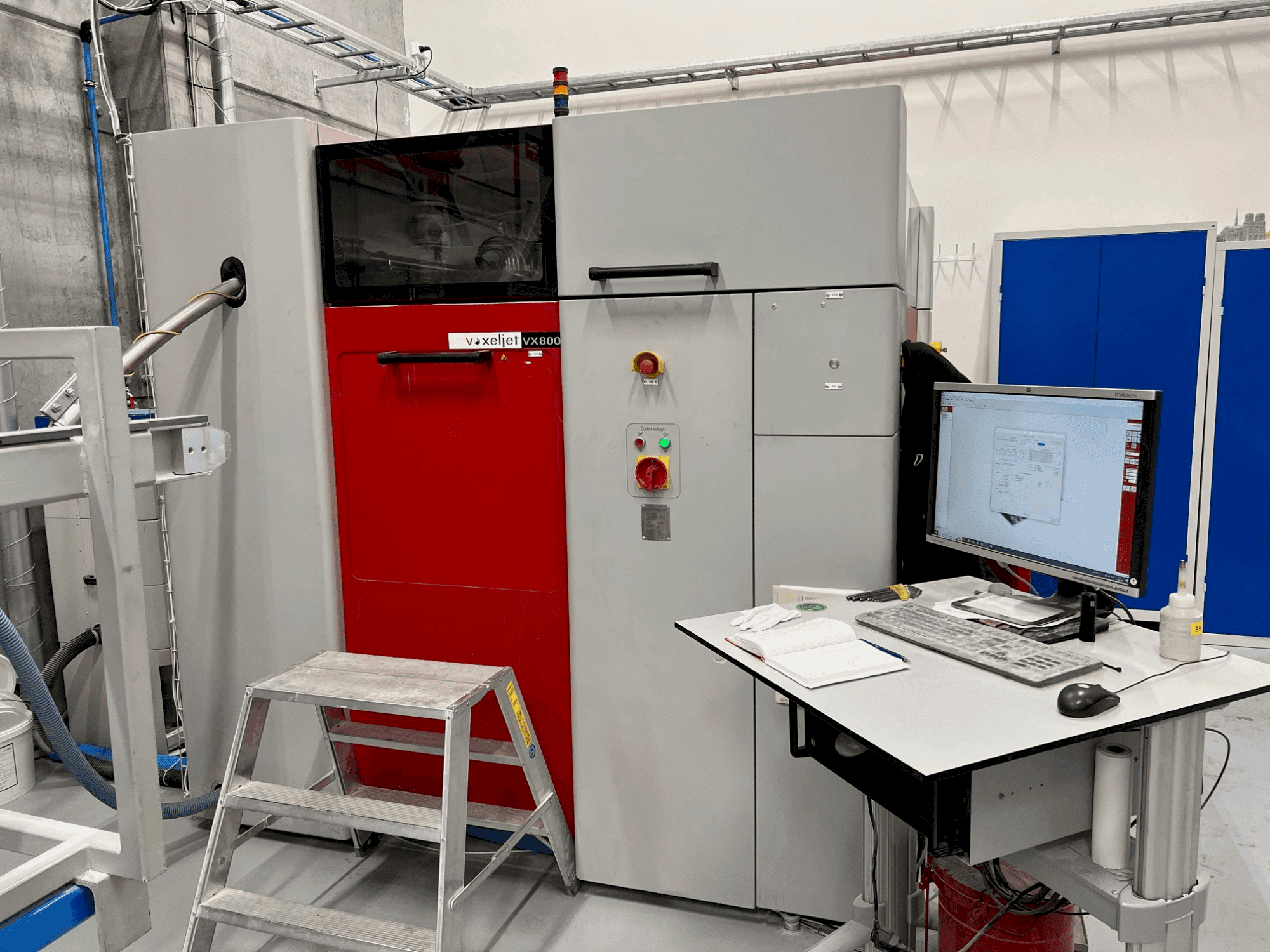 Čelní pohled  na VOXELJET VX800 (2010)  stroj