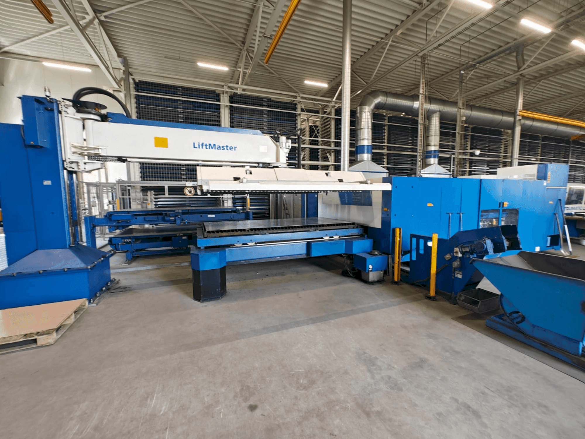 Čelní pohled  na TRUMPF TruLaser 5030 classic 6,0kW + LiftMaster  stroj