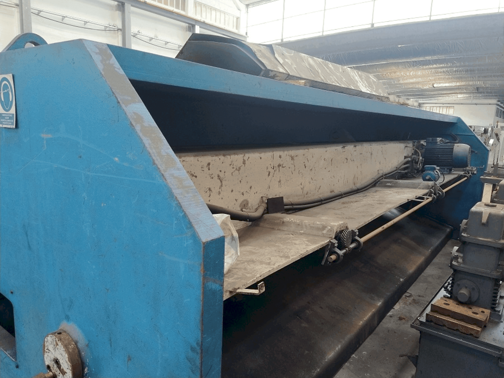 Čelní pohled  na JORDI CH 6100 - 10  stroj