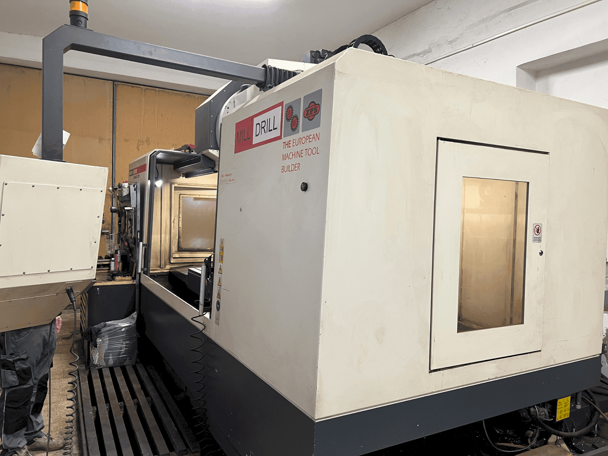 Čelní pohled  na TAJMAC-ZPS MCFV 2080  stroj