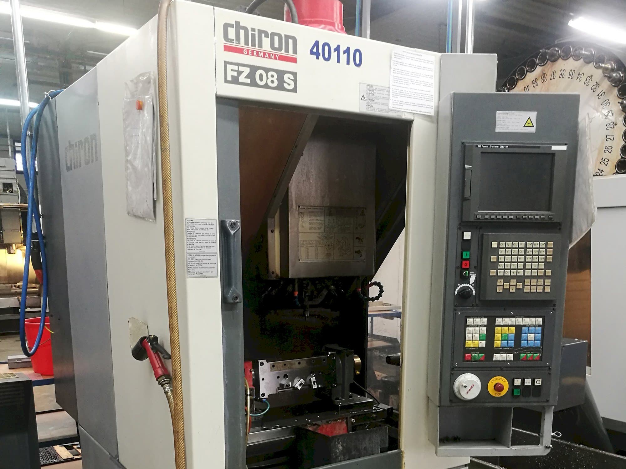 Čelní pohled  na CHIRON FZ08S  stroj