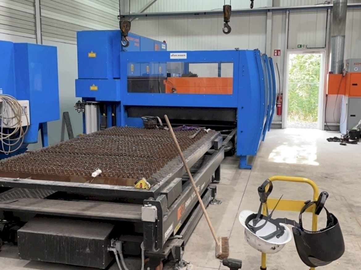 Čelní pohled  na Prima Industrie Platino 1530  stroj