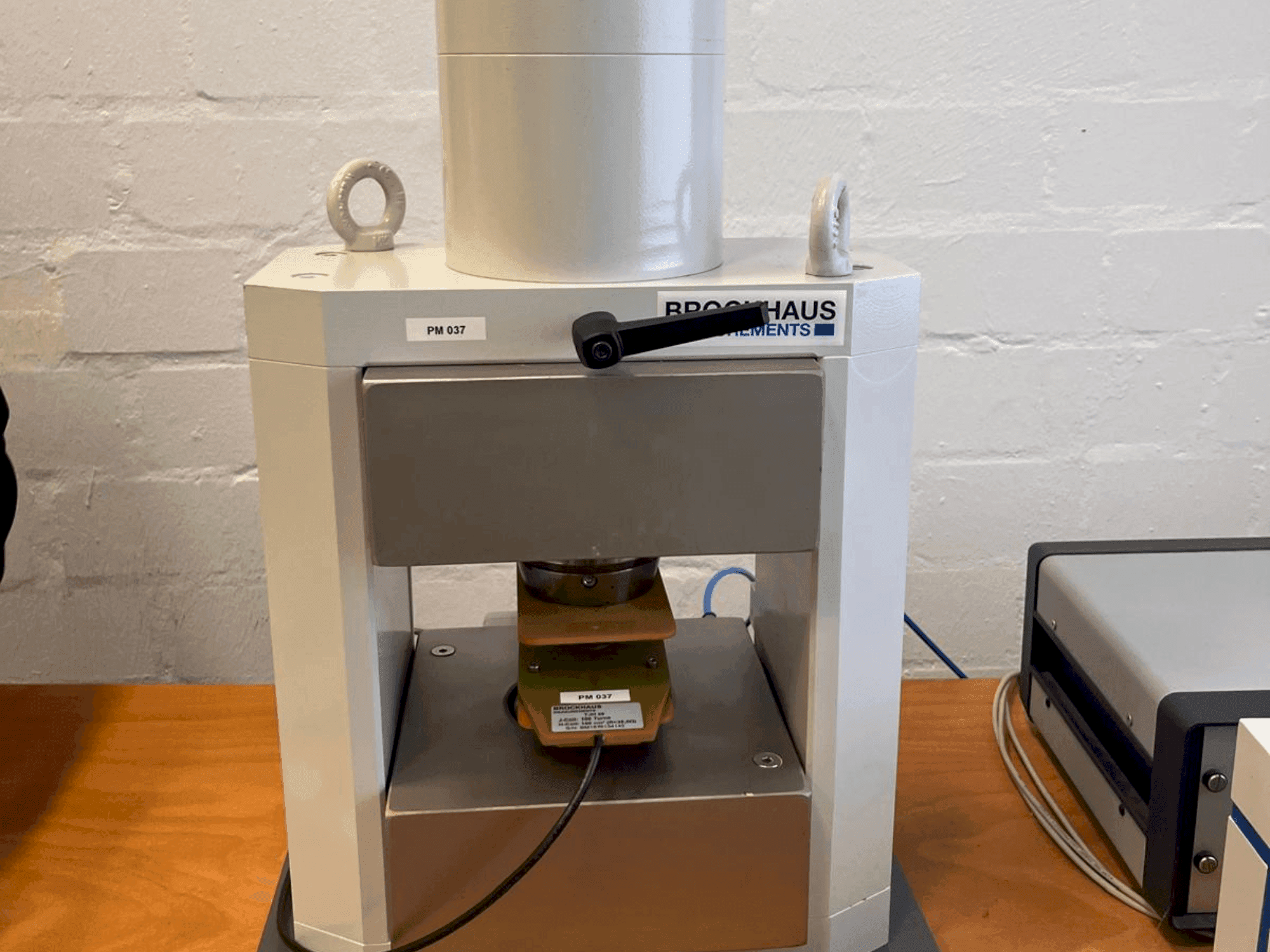 Čelní pohled  na BROCKHAUS HG200 D  stroj