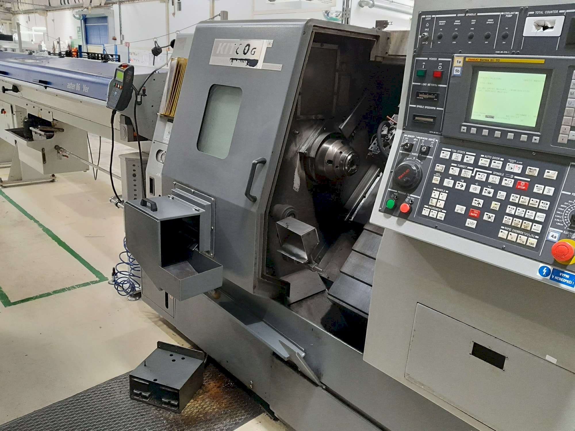 Čelní pohled  na Hyundai Kia KIT60G  stroj