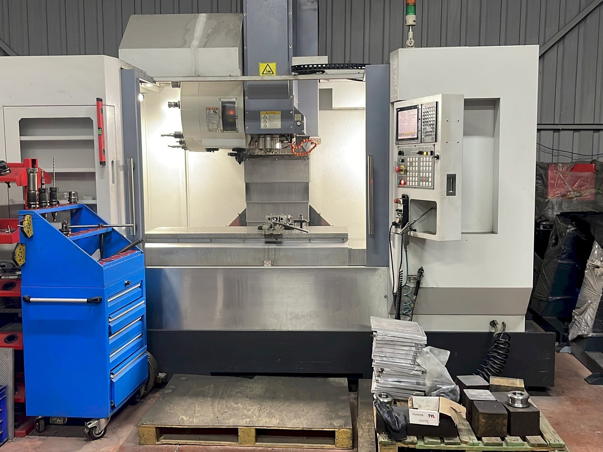 Čelní pohled  na Akira Seiki SR2XP  stroj