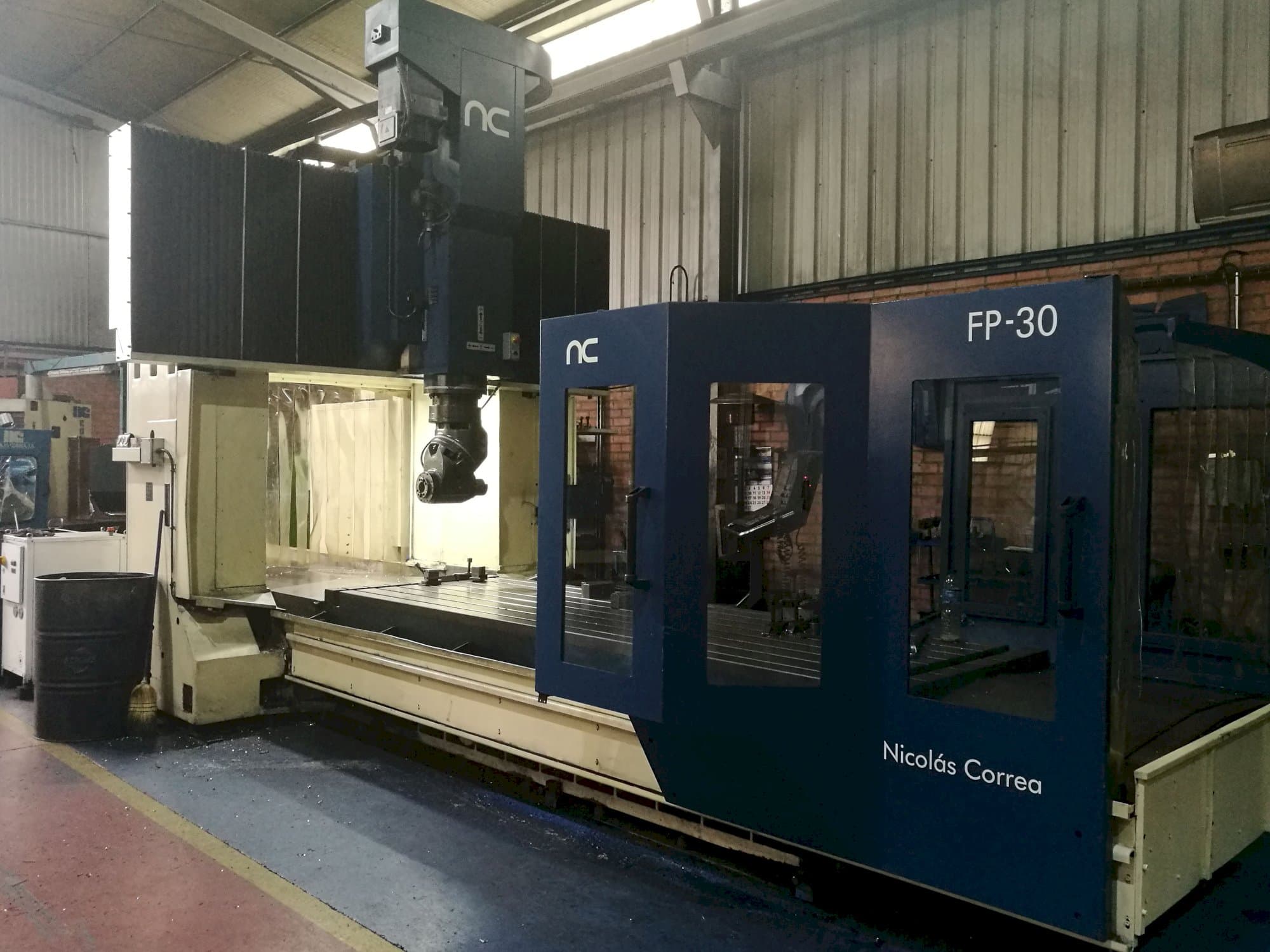 Pravý pohled  na Correa FP 30/35 stroj