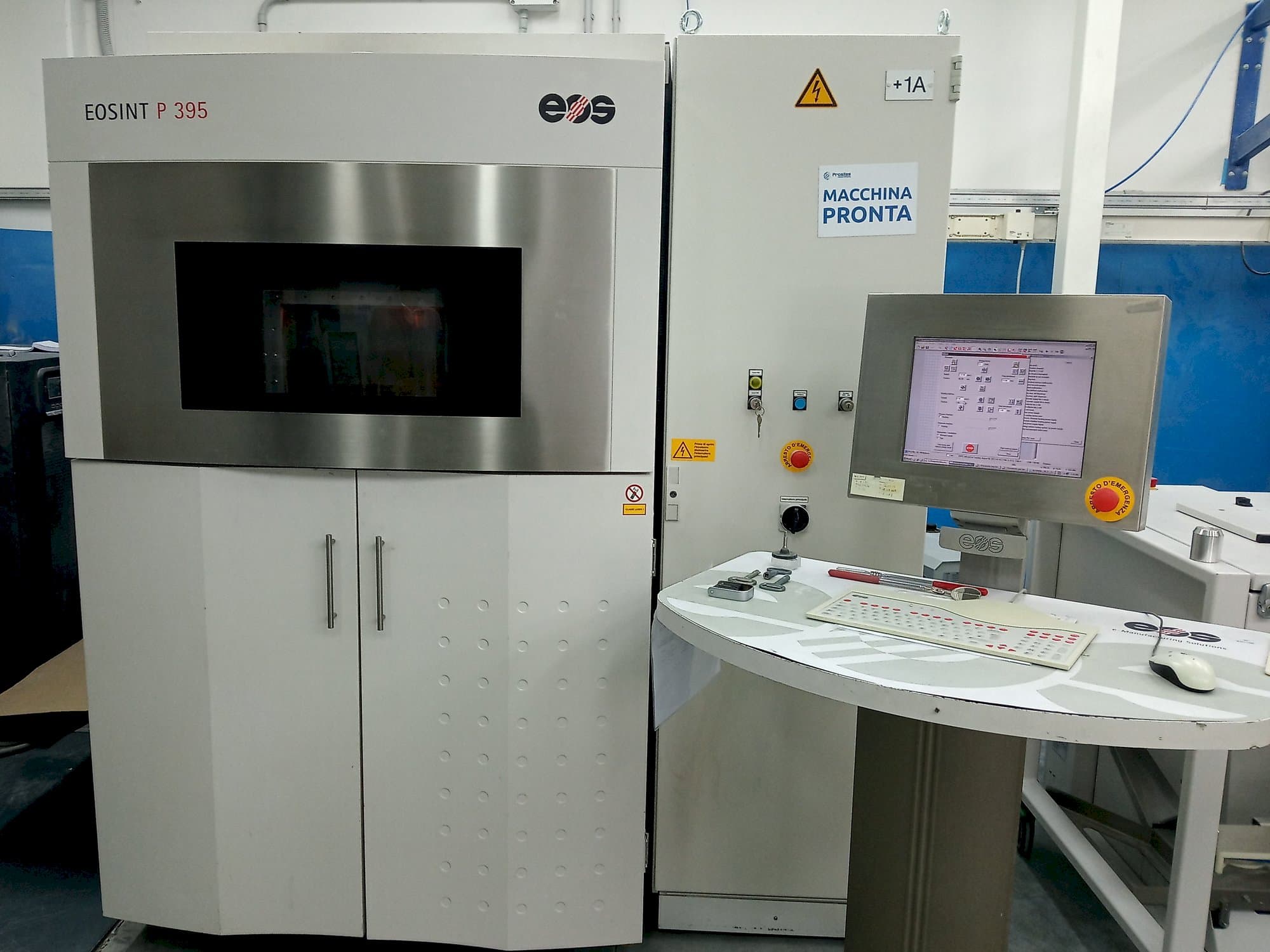 Čelní pohled  na EOS Eosint P395  stroj