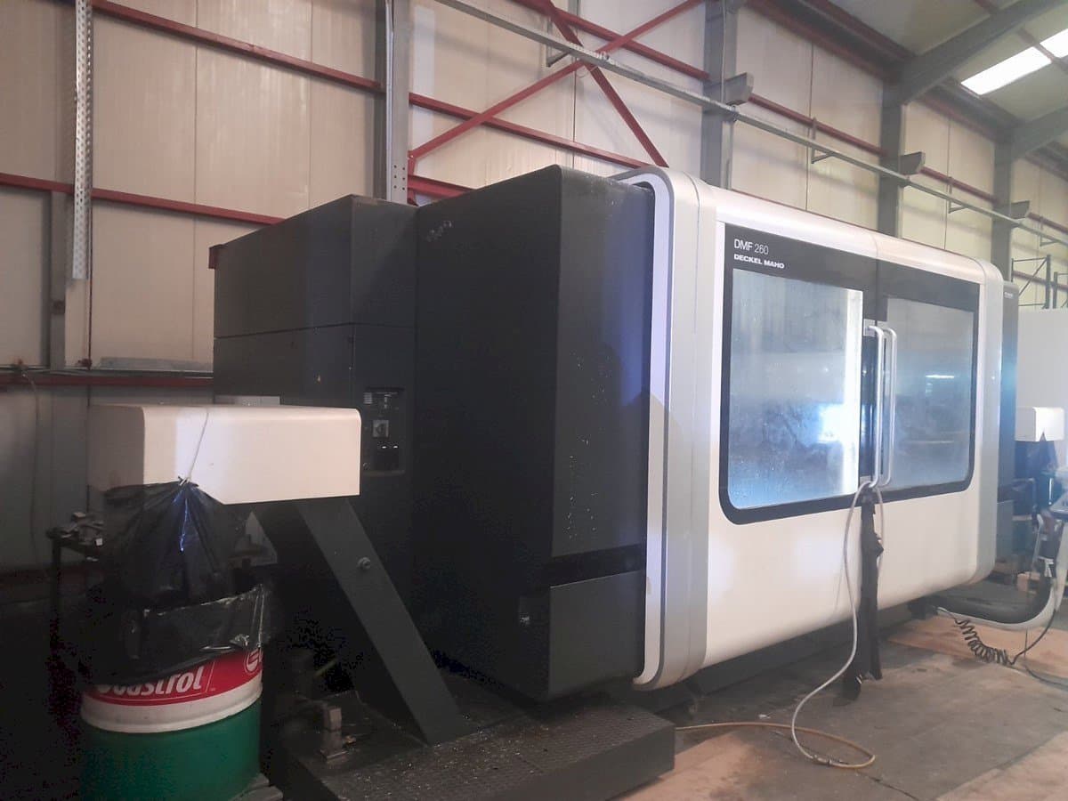 Levý boční pohled  na DECKEL MAHO DMF 260  stroj