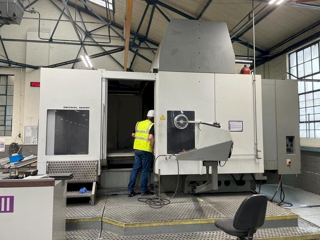 Čelní pohled  na DECKEL MAHO DMU 200T  stroj