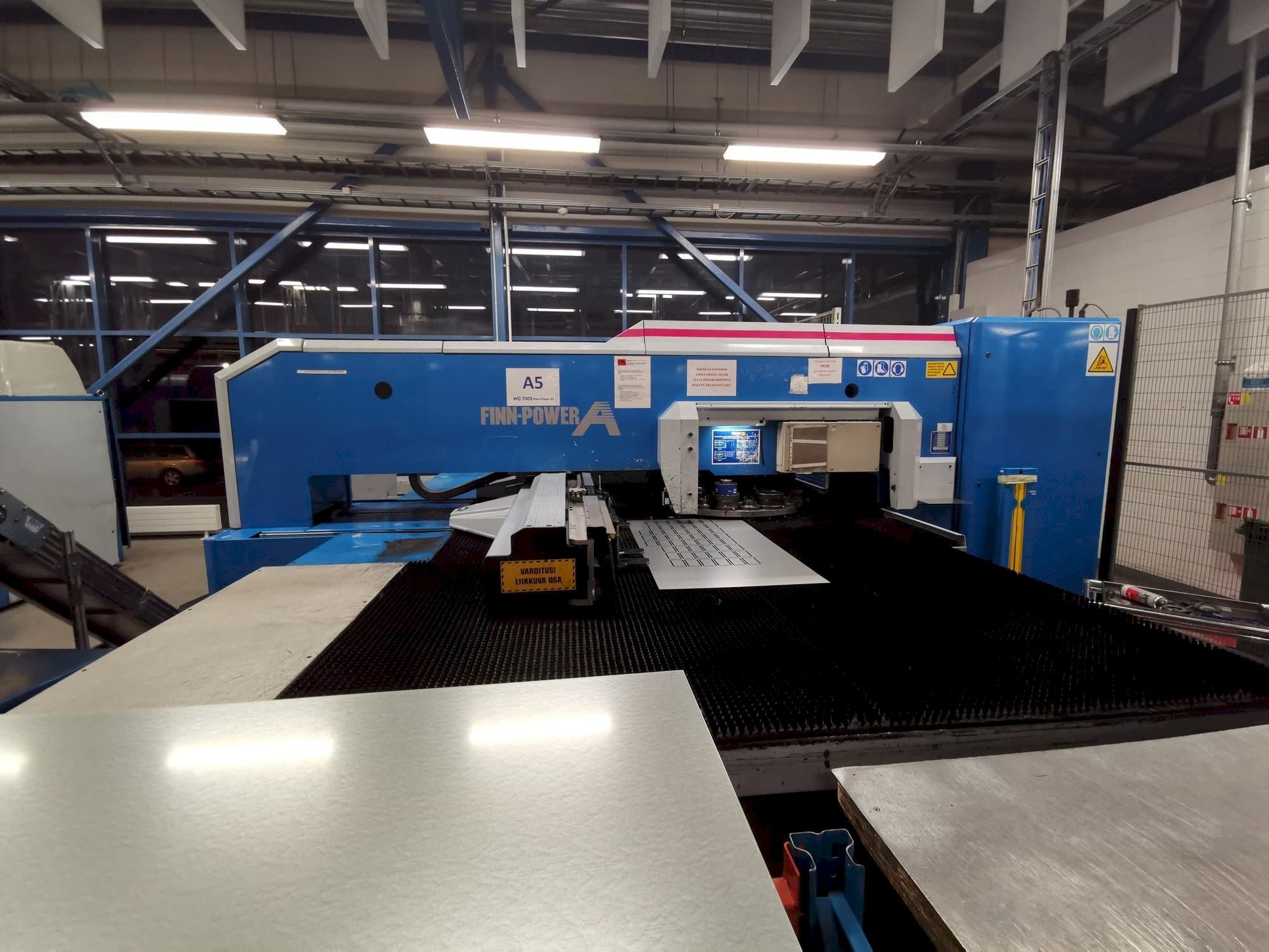 Čelní pohled  na Finn-Power A5-20SB  stroj