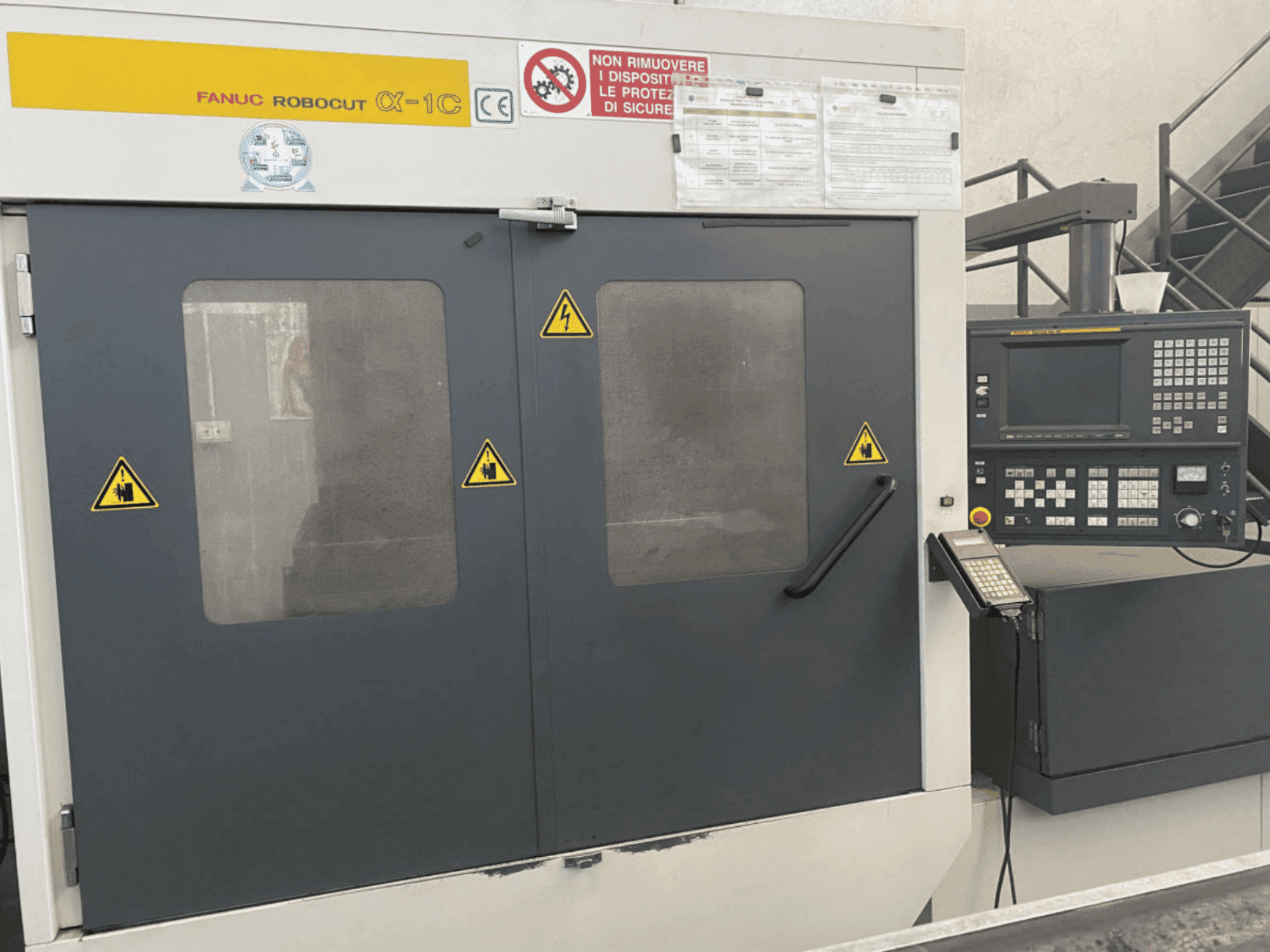 Čelní pohled  na FANUC Robocut alpha-1C  stroj