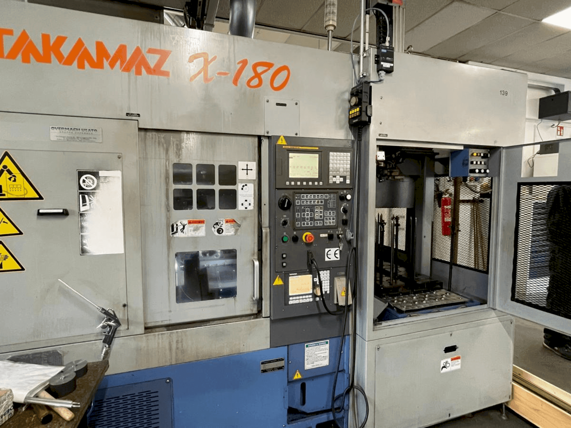 Čelní pohled  na Takamaz X-180  stroj