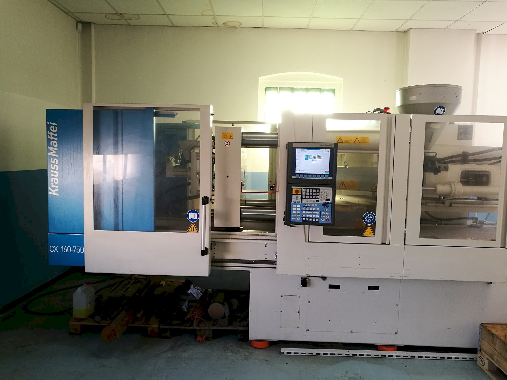 Čelní pohled  na Krauss Maffei KM 160-750 CX  stroj