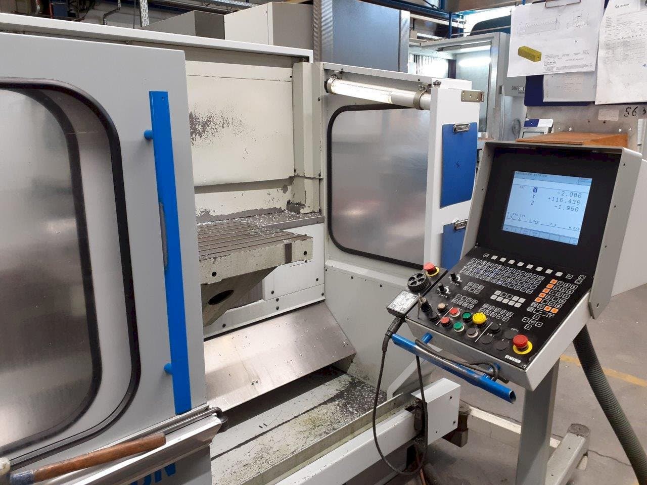 Čelní pohled  na MIKRON UME 600  stroj