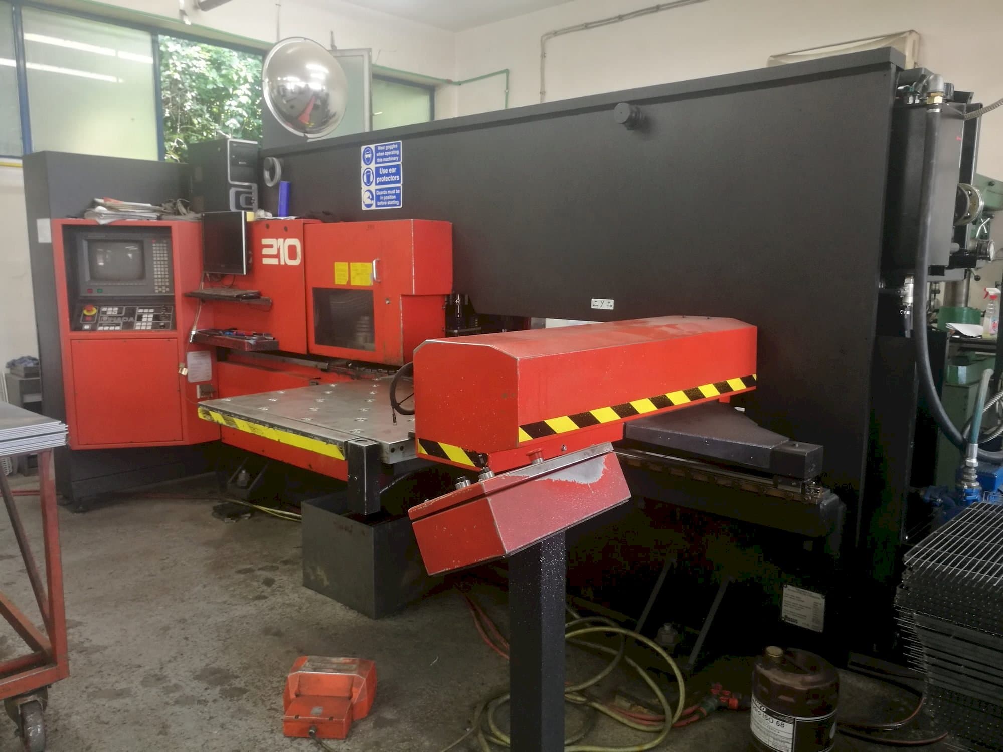 Čelní pohled  na AMADA Arcade 210  stroj