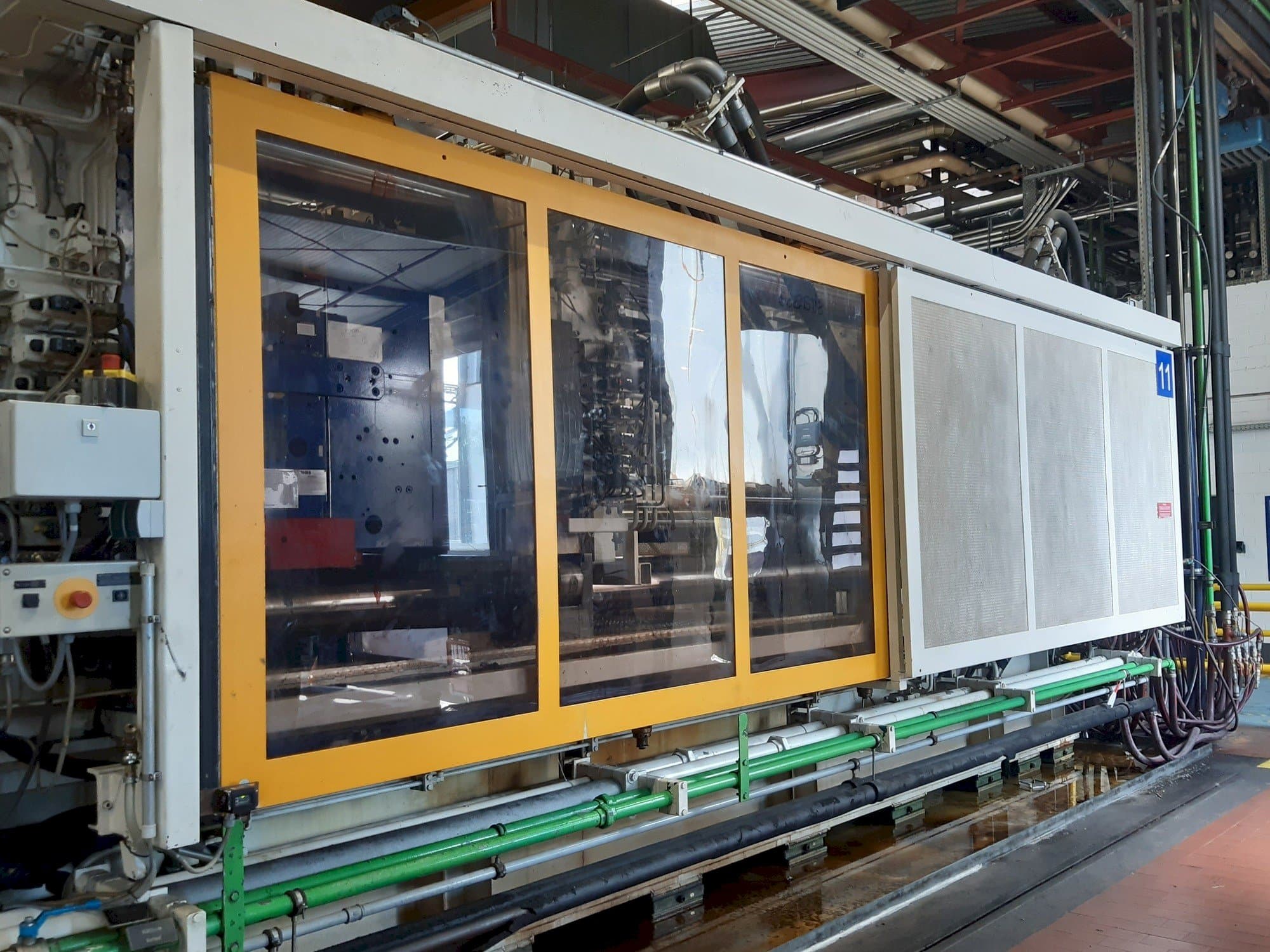 Čelní pohled  na Krauss Maffei 1300-8000 M  stroj