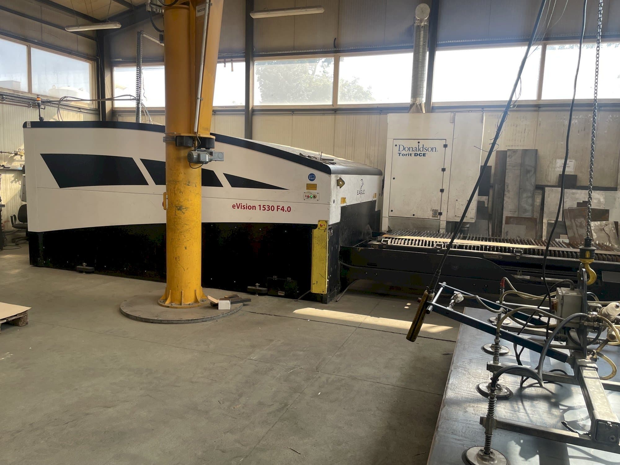 Čelní pohled  na EAGLE eVision 1530 F4.0  stroj