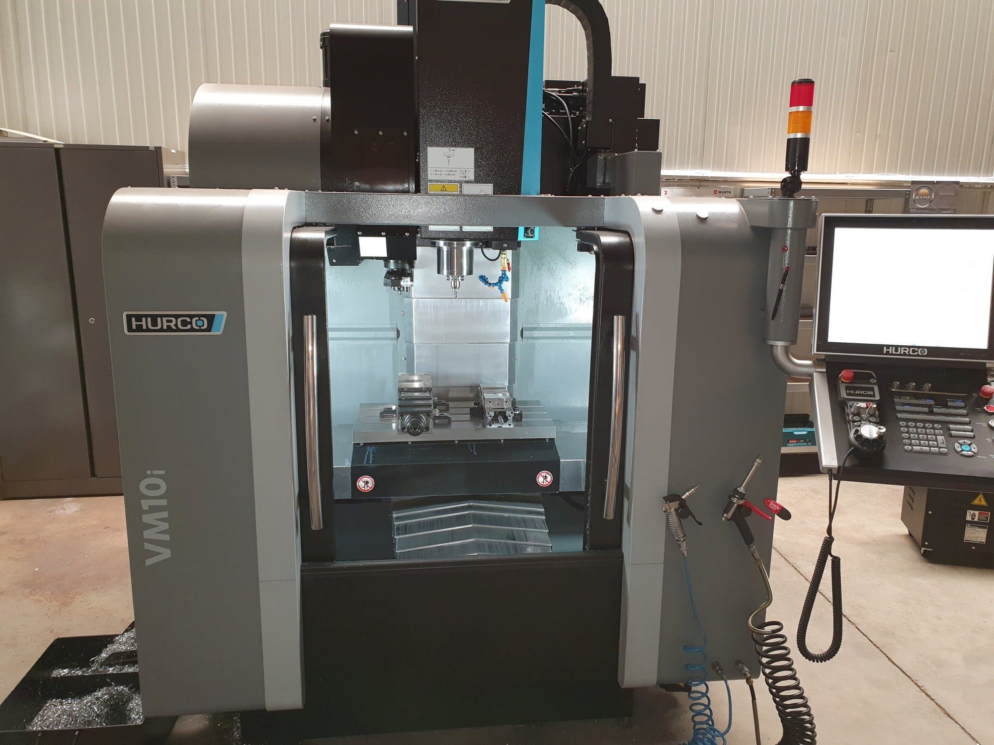 Čelní pohled  na Hurco VM10i  stroj